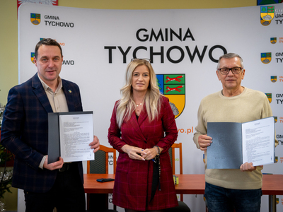 Na zdjęciu Burmistrz Tychowa, Skarbnik Gminy Tychowo oraz Prezes Zarządu firmy EKOSAN Sp. z o.o.
