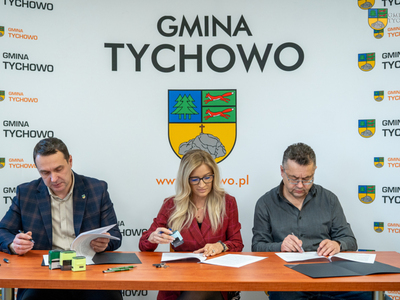 Na zdjęciu Burmistrz Tychowa, Skarbnik Gminy Tychowo oraz reprezentujący przedsiębiorstwo EKOSAN Sp. z o.o. Kierownik Działu Usług.
