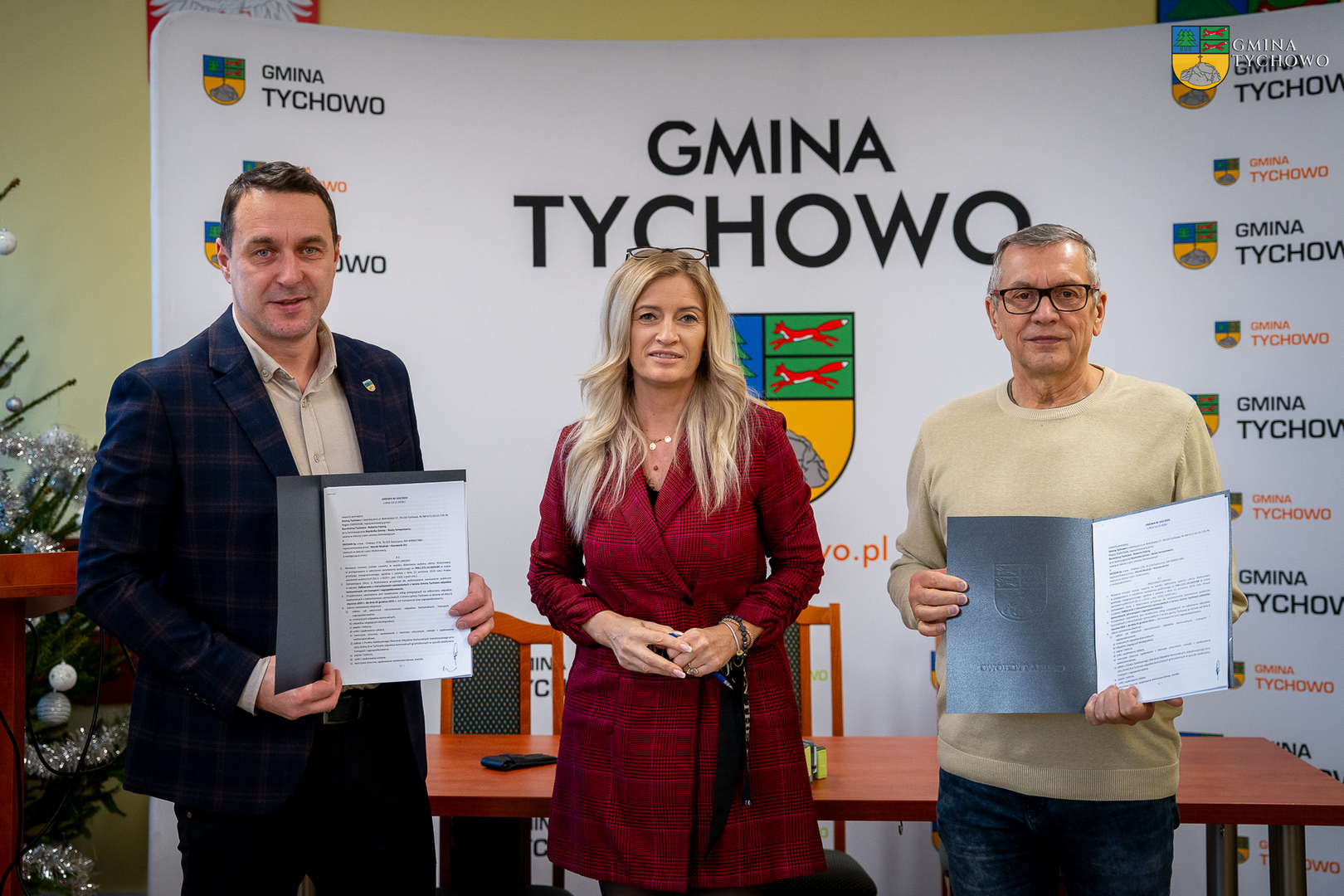 Na zdjęciu Burmistrz Tychowa, Skarbnik Gminy Tychowo oraz Prezes Zarządu firmy EKOSAN Sp. z o.o.