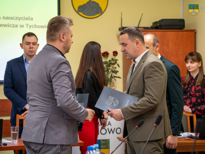 Wręczenie aktu mianowania dla Marka Woty, nauczyciela języka angielskiego w Szkole Podstawowej im. Adama Mickiewicza w Tychowie przez Burmistrza Tychowa  Roberta Falanę.