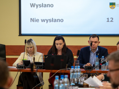 Na zdjęciu Przewodnicząca Rady Miejskiej w Tychowie Alicja Zając oraz Wiceprzewodnicząca Iwona Haśkiewicz, a także Wiceprzewodniczący Michał Doroń.
