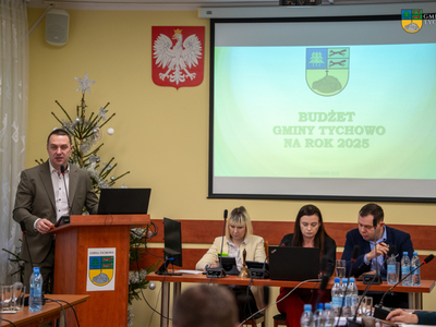 Na zdjęciu Burmistrz Tychowa Robert Falana omawia Plan Budżetu na rok 2025.