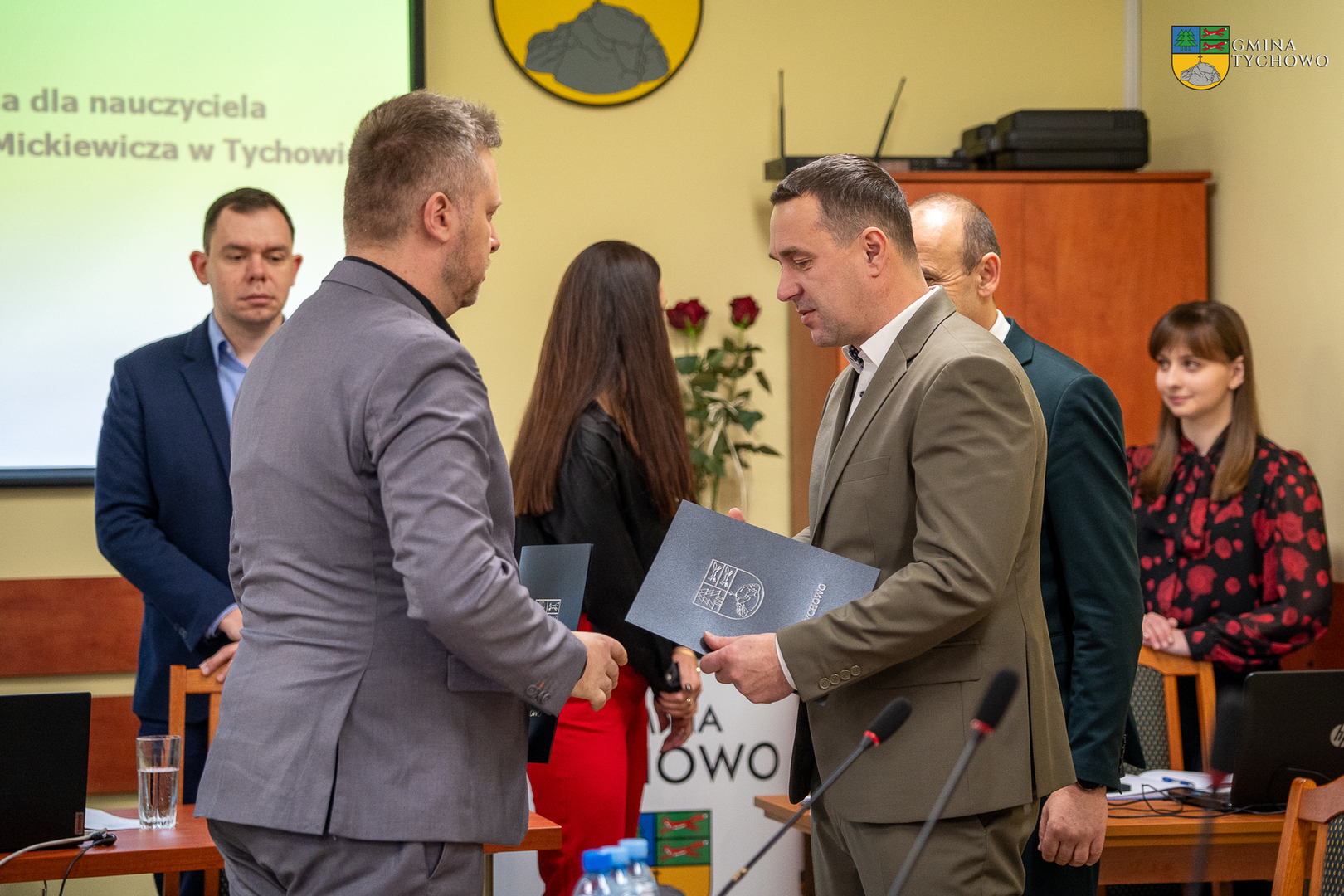 Wręczenie aktu mianowania dla Marka Woty, nauczyciela języka angielskiego w Szkole Podstawowej im. Adama Mickiewicza w Tychowie przez Burmistrza Tychowa  Roberta Falanę.