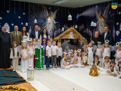Zdjęcie grupowe wykonane po przedstawieniu.