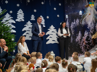 Na zdjęciu Burmistrz Tychowa Robert Falana oraz Dyrektor Gminnego Przedszkola Genowefa Kuczmera.