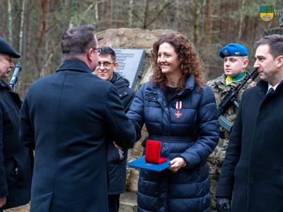 Na zdjęciu Członek Zarządu Województwa Zachodniopomorskiego Bogdan Jaroszewicz wręcza odznakę Gryfa Zachodniopomorskiego