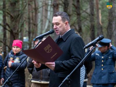 NA zdjęciu Burmistrz Tychowa Robert Falana podczas przemówienia.