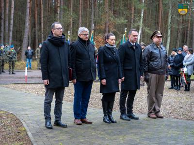 Na zdjęciu przedstawciele samorządu Gminy Tychowo składają kwiaty pod pomniekiem w Modrolesie.