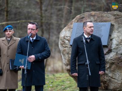 NA zdjęciu Członek Zarządu Województwa Zachodniopomorskiego Bogdan Jaroszewicz przemawia, obok stoi Burmistrz Tychowa Robert Falana.