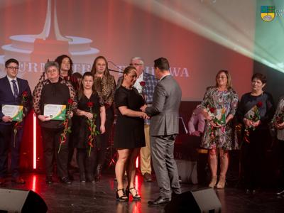 Na zdjęciu Burmistrz Tychowa wręcza statuetkę Marcie Kubiczek nagrodzonej w kategorii Działalność Społeczna.