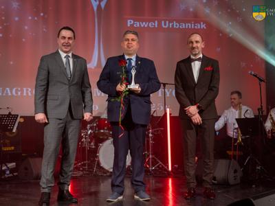 Na zdjęciu od lewej Burmistrz Tychowa Robert Falana, Paweł Urbaniak oraz Zastępca Burmistrza Jacek Marcinkowski.