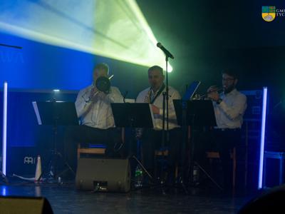 Zdjęcie wykonano podczas koncertu Gala "Tychowski Heros" w Gminnym Ośrodku Kultury w Tychowie - przedstawia zespół.