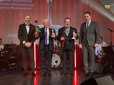 Na zdjęciu nagrodzeni w kategorii Jubileusz Jarosław Jakimiuk, Krzysztof Matusiak oraz Robert Falana Burmistrz Tychowa i Jacek Marcinkowski Zastępca Burmistrza Tychowa.