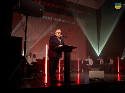 Na zdjęciu Senator Janusz Gromek podczas przemówienia.
