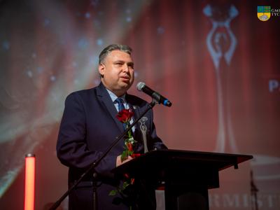 Paweł urbaniak podczas przemówienia składa podziękowanie za wyróżnienie. 