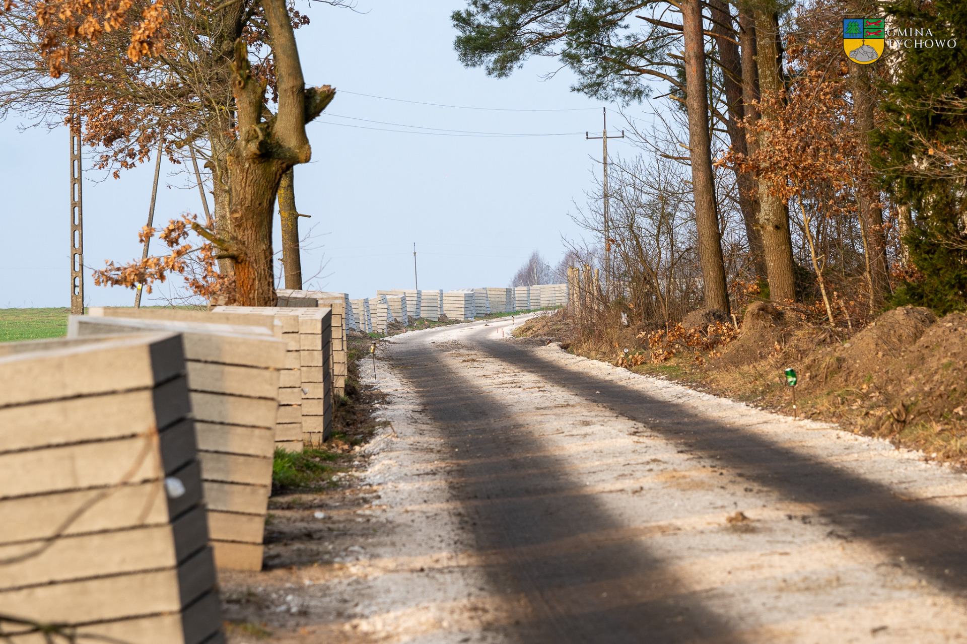 Częściowe wykonanie prac w ramach wykonania inwestycji przebudowy drogi w kolonii Dobrowo. 