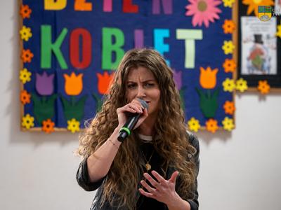 Na zdjęciu Jola Tubielewicz podacz występu w Dobrowie