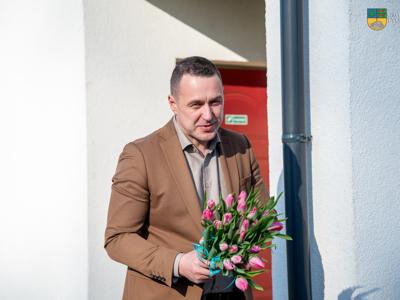 Na zdjęciu Burmistrz Tychowa podczas przemówienia podczas Dnia Kobiet w Bukówku.