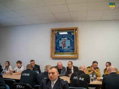 Zdjęcie z zebrania walnego Ochotniczej Straży Pożarnej w Tychowie