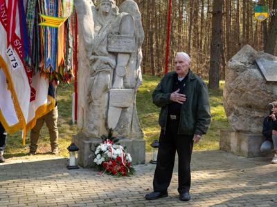 Na zdjęciu Weteran Jeniec wojenny Lester Schrenk opowiada o wydarzeniach historycznych.