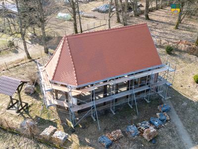 Na zdjęciu inwestycja -podczas prac remontowych kościoła w Tyczewie - ujęcie z drona