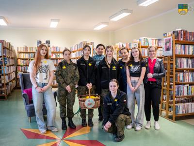 Na zdjęciu młodzież w Bibliotece Publicznej w Tychowie 