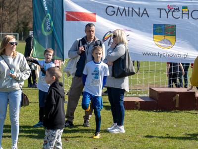 Zdjęcie wykonanane podczas VIII Tychowskiego Biegu za lisem na stadionie miejskim w Tychowie.