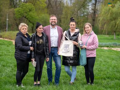 Na zdjęciu ekipa z Gminnego Ośrodka Sportu i Gospodarki Komunalnej w Tychowie wraz z Kierownikiem.