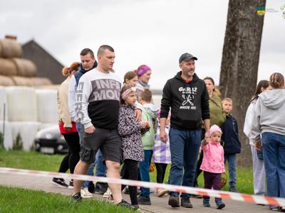 Na zdjęciu rodzice wraz z dziećmi którzy przybyli na wielkanocne poszukiwanie jajek w Parku Miejskim w Tychowie.