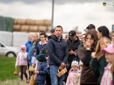 Na zdjęciu rodzice wraz z dziećmi którzy przybyli na wielkanocne poszukiwanie jajek w Parku Miejskim w Tychowie.
