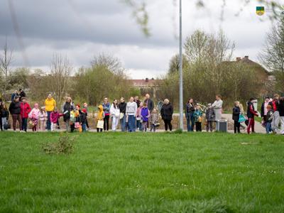Na zdjęciu rodzice wraz z dziećmi którzy przybyli na wielkanocne poszukiwanie jajek w Parku Miejskim w Tychowie.
