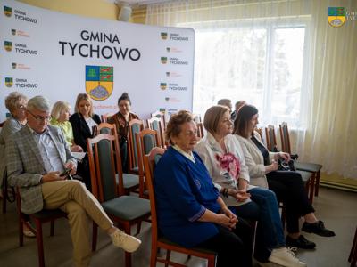 Zdjęcie wykonanane podczas XIII Sesji Rady Miejskiej w Tychowie na zdjęviu Dyrektorzy, sołtysi oraz zaproszeniu goście.