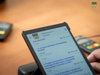 na zdjęciu Radni Rady Miejskiej w Tychowie - na zdjeciu tablet 