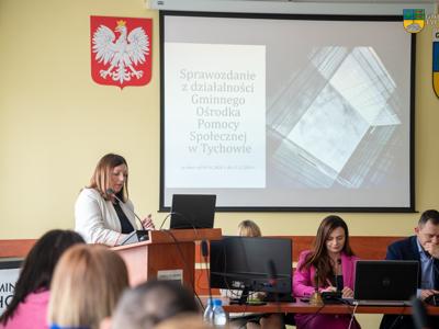 Zdjęcie wykonanane podczas XIII Sesji Rady Miejskiej w Tychowie na zdjęciu Radni Rady Miejskiej w Tychowie oraz Kierownik Gminnnego Ośrodka Pomocy Społecznej w Tychowie.