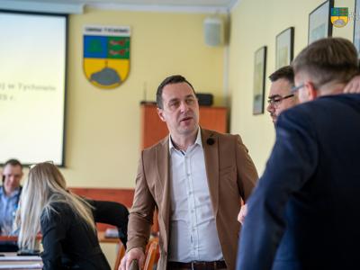 na zdjęciu Radni Rady Miejskiej w Tychowie na zdjęciu Burmistrz Tychowa Robert Falana.