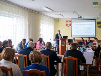 Zdjęcie wykonanane podczas XIII Sesji Rady Miejskiej w Tychowie na zdjęciu Radni Rady Miejskiej w Tychowie.