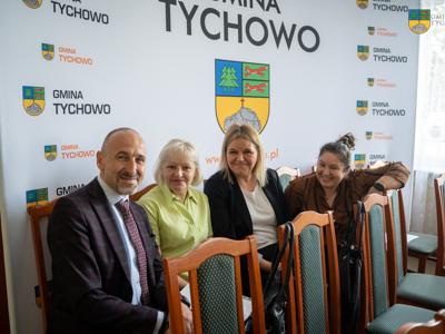 na zdjęciu Radni Rady Miejskiej w Tychowie na zdjęciu Zastępca Burmistrza Jacek Marcinkowski wraz z sołtysami gminy Tychowo.