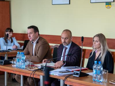 Zdjęcie wykonanane podczas XIII Sesji Rady Miejskiej w Tychowie na zdjęciu Burmistrz Tychowa, Zastępca Burmistrza, Skarbnik Gminy Tychowo oraz pracownik Urzędu Miejskiego w Tychowie.