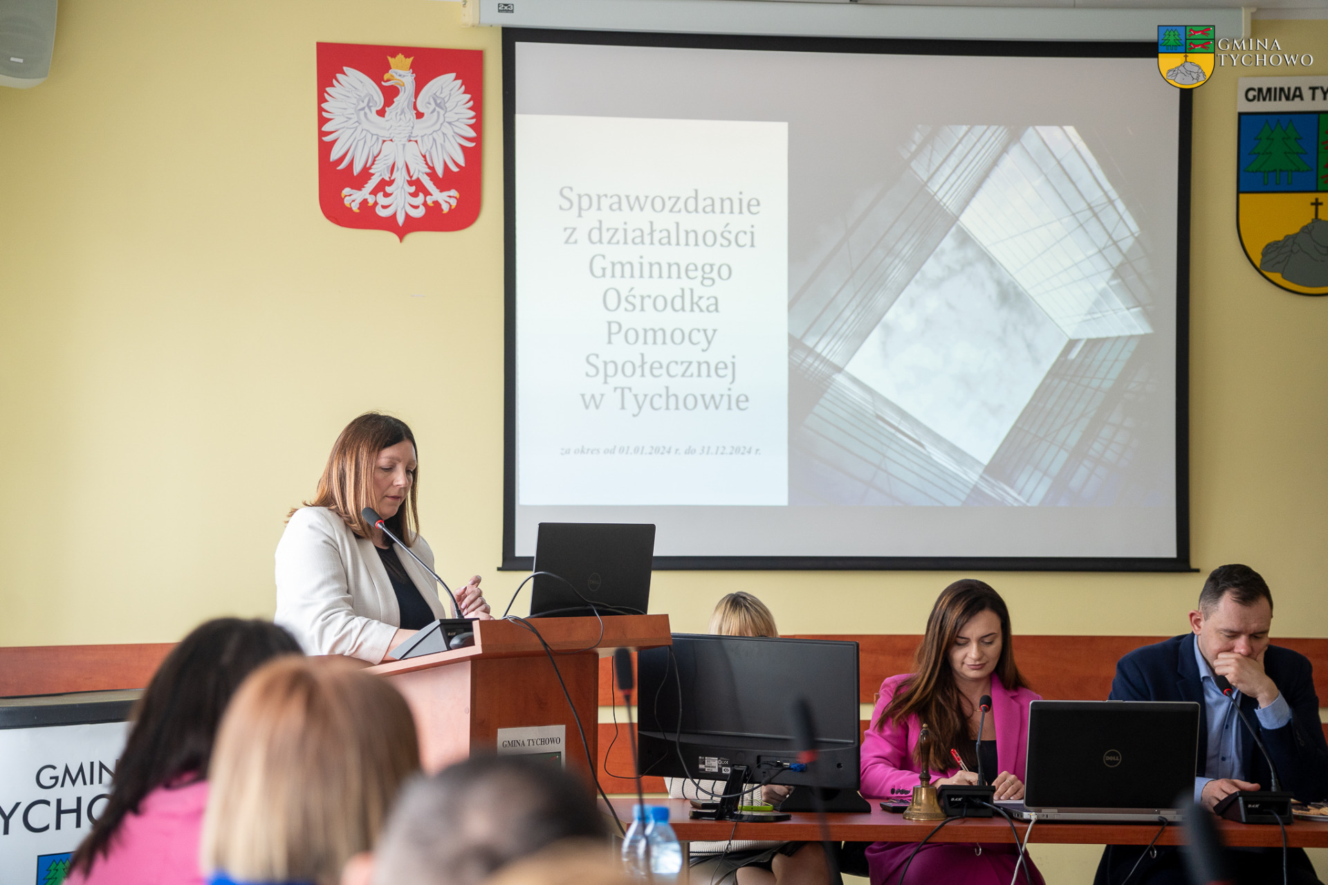 Zdjęcie wykonanane podczas XIII Sesji Rady Miejskiej w Tychowie na zdjęciu Radni Rady Miejskiej w Tychowie oraz Kierownik Gminnnego Ośrodka Pomocy Społecznej w Tychowie.
