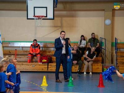 Zdjęcie wykonanane podczas III Niebieskich Igrzysk. Na zdjęciu Burmistrz Tychowa podczas przemówienia. 