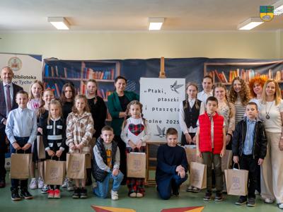 Zdjęcie grupowe wykonane podczas konkursu recytatorskiego.