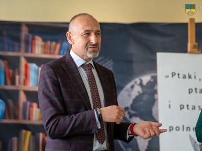 Na zdjęciu Zastępca Burmistrza Tychowa Jacek Marcinkowski podczas konkursu recytatorskiego Ptaki, ptaszki i ptaszęta. 