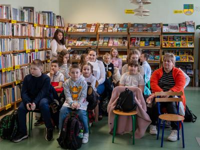 Na zdjęciu grupa dzieci biorące udział w konkursie recytatorskim.