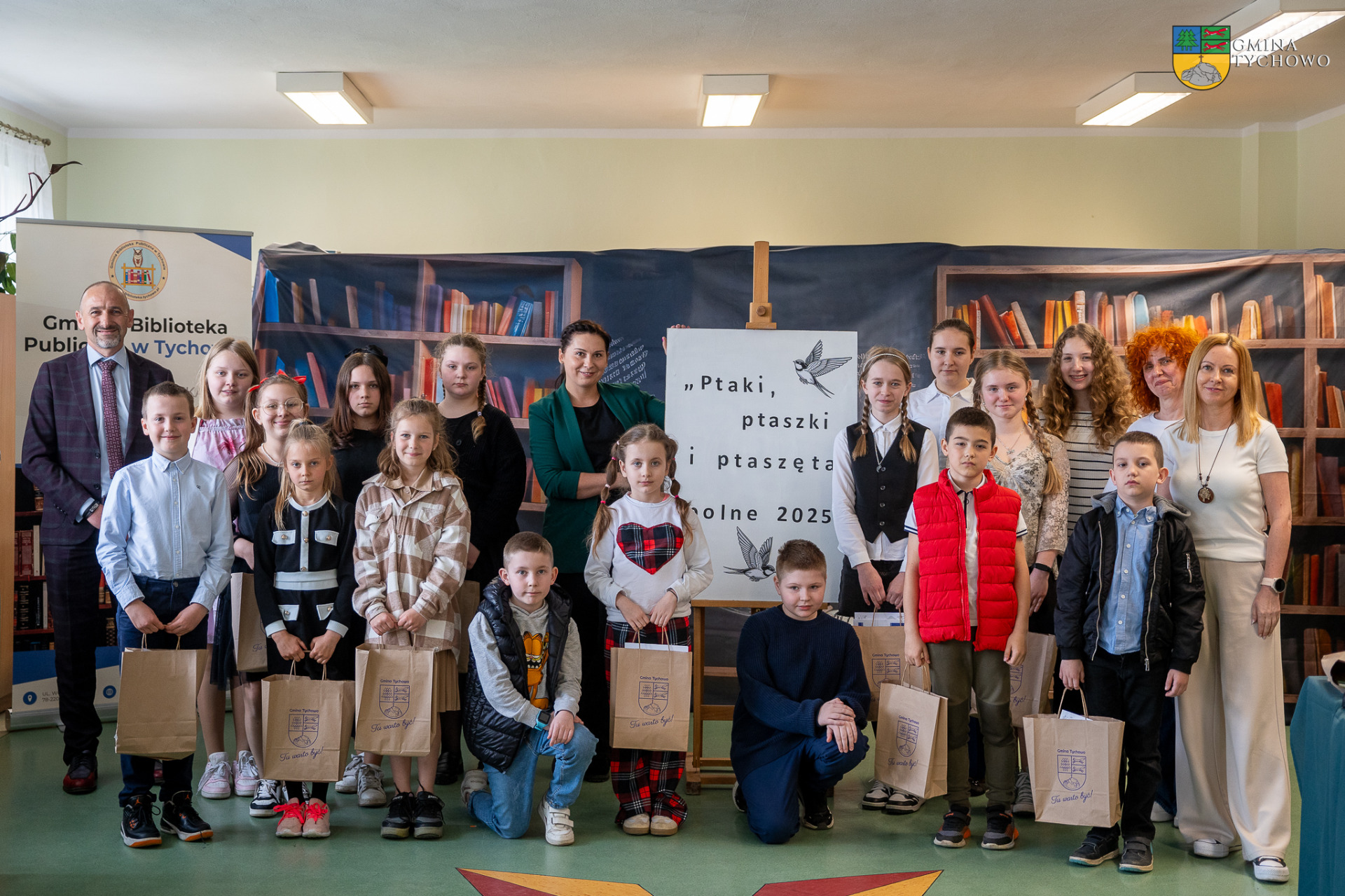 Zdjęcie grupowe wykonane podczas konkursu recytatorskiego.