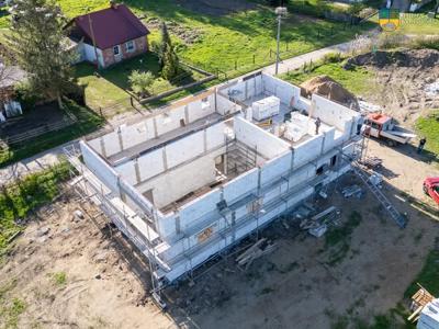 Zdjęcie wykonano podczas budowy remizo - świetlicy w Kowalkach.