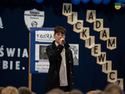 Na zdjęciu uczeń Sp tychowo prowadzący apel z okazji dnia patrona szkoły.