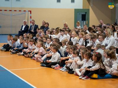 Na zdjęciu uczniowie Sp tychowo prowadzący apel z okazji dnia patrona szkoły.
