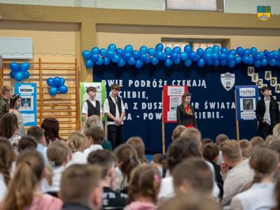 Na zdjęciu uczniowie Sp tychowo prowadzący apel z okazji dnia patrona szkoły.