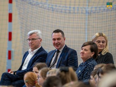 Na zdjęciu Dyrektor Szkoły Podstawowej w Tychowie, Burmistrz Tychowa oraz nauczyciele SP Tychowo.