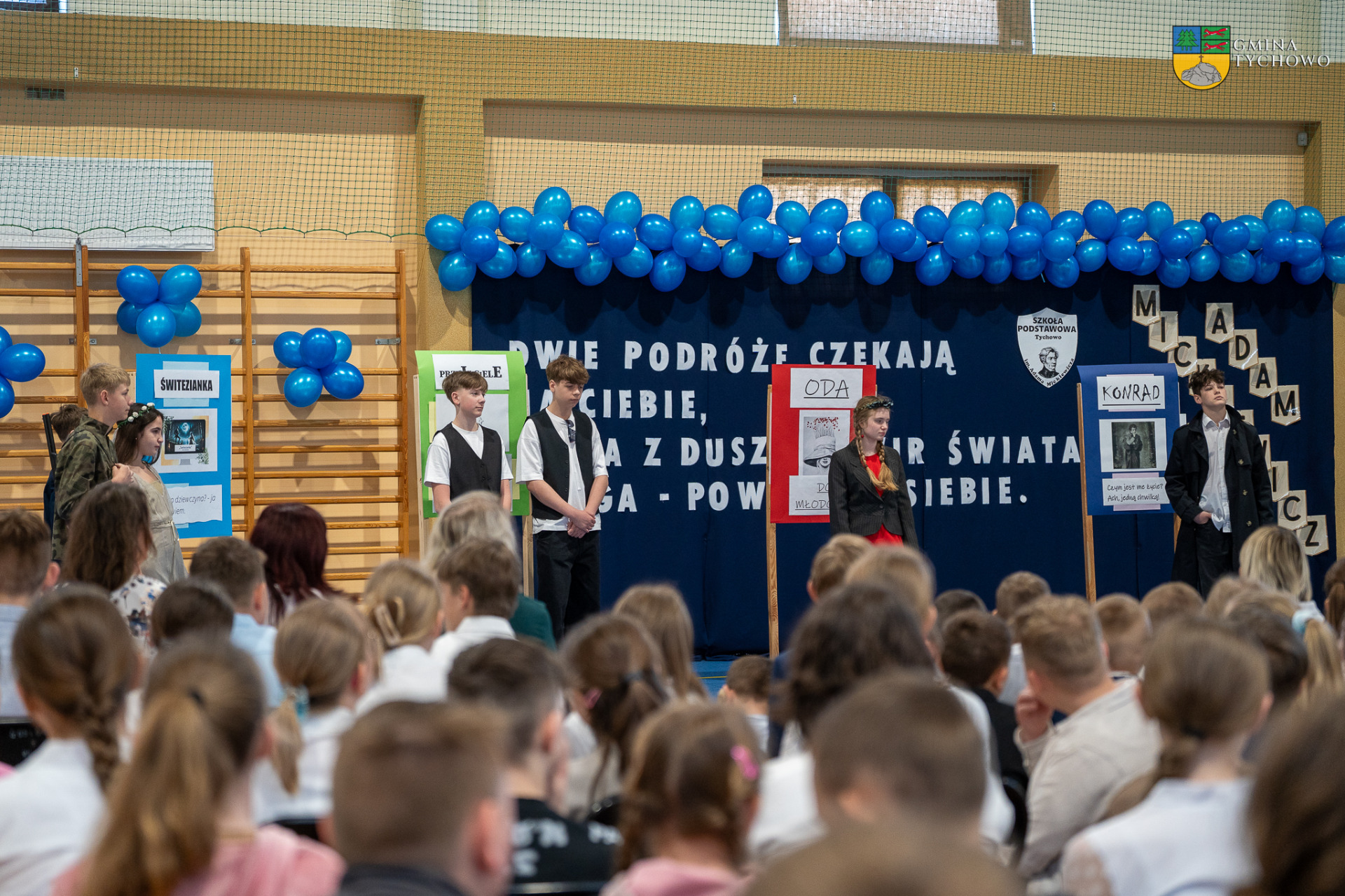 Na zdjęciu uczniowie Sp tychowo prowadzący apel z okazji dnia patrona szkoły.